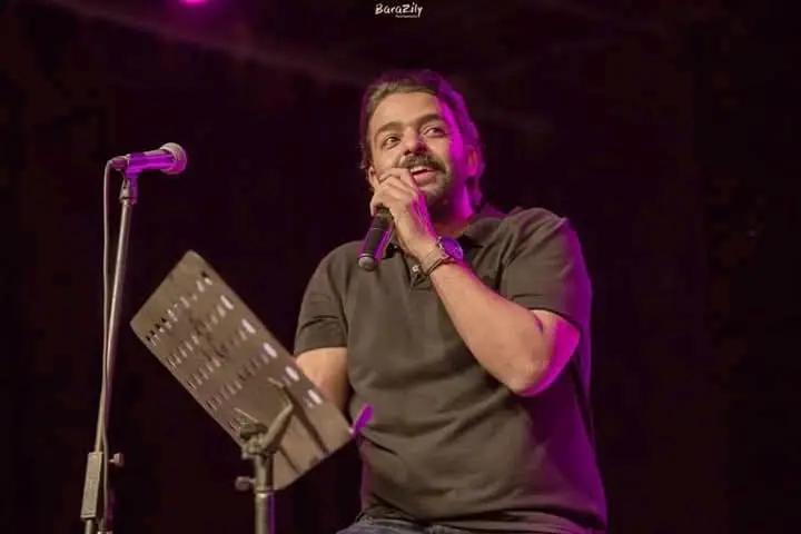 حاسس بيكي ربنا يكفيكي شطان نفسك ويزيح همك  ويقويكي يكتبلك فرح يشيل حزنك ويصون عرضك وينسيكي  وصلاني القهرة الي ف قلبك انا زيك شوفت هموم ياما  احساس أن الواحد خارج من دوامة لكذا دوامة فقدان ثقتك حتى بنفسك ويوجع النفس اللوامة 🥲🖤@ᏰᎯᏚᏦᏫᎿᎯ 