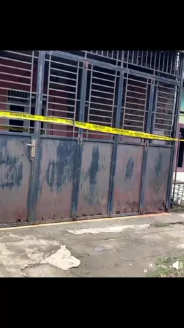 Mahasiswa UMA Semester I Diduga Dibunuh, Bonio Gajah Ditemukan Tewas di Kamar Rumahnya Patumbak — Seorang mahasiswa Universitas Medan Area (UMA) semester I bernama Bonio Gajah ditemukan tewas di dalam kamar rumahnya di Gang Rambe, Desa Patumbak II. Bonio diduga menjadi korban pembunuhan, mengingat sejumlah barang berharganya dilaporkan hilang. Korban pertama kali ditemukan oleh kakaknya dalam kondisi sudah tidak bernyawa. Warga sekitar menyebut bahwa Bonio terakhir kali terlihat pada Kamis, dan pada hari itu ia masih sempat bermain bilyar bersama teman-temannya. “Sore Kamis itu kami masih main bilyard bareng, bang. Masih sehat, masih ketawa-ketawa,” ujar salah satu teman kuliah korban yang enggan disebutkan namanya. Ia mengaku tidak menyangka kabar kematian Bonio, terlebih karena mereka masih bertemu sehari sebelumnya. Saat berada di lokasi, wartawan Posmetro Medan melihat sejumlah teman kuliah korban mendatangi rumah tersebut. Mereka tampak terpukul dan belum percaya bahwa Bonio telah meninggal secara tragis. Hingga kini, pihak kepolisian masih melakukan penyelidikan lebih lanjut terkait penyebab kematian dan dugaan hilangnya barang-barang milik korban.