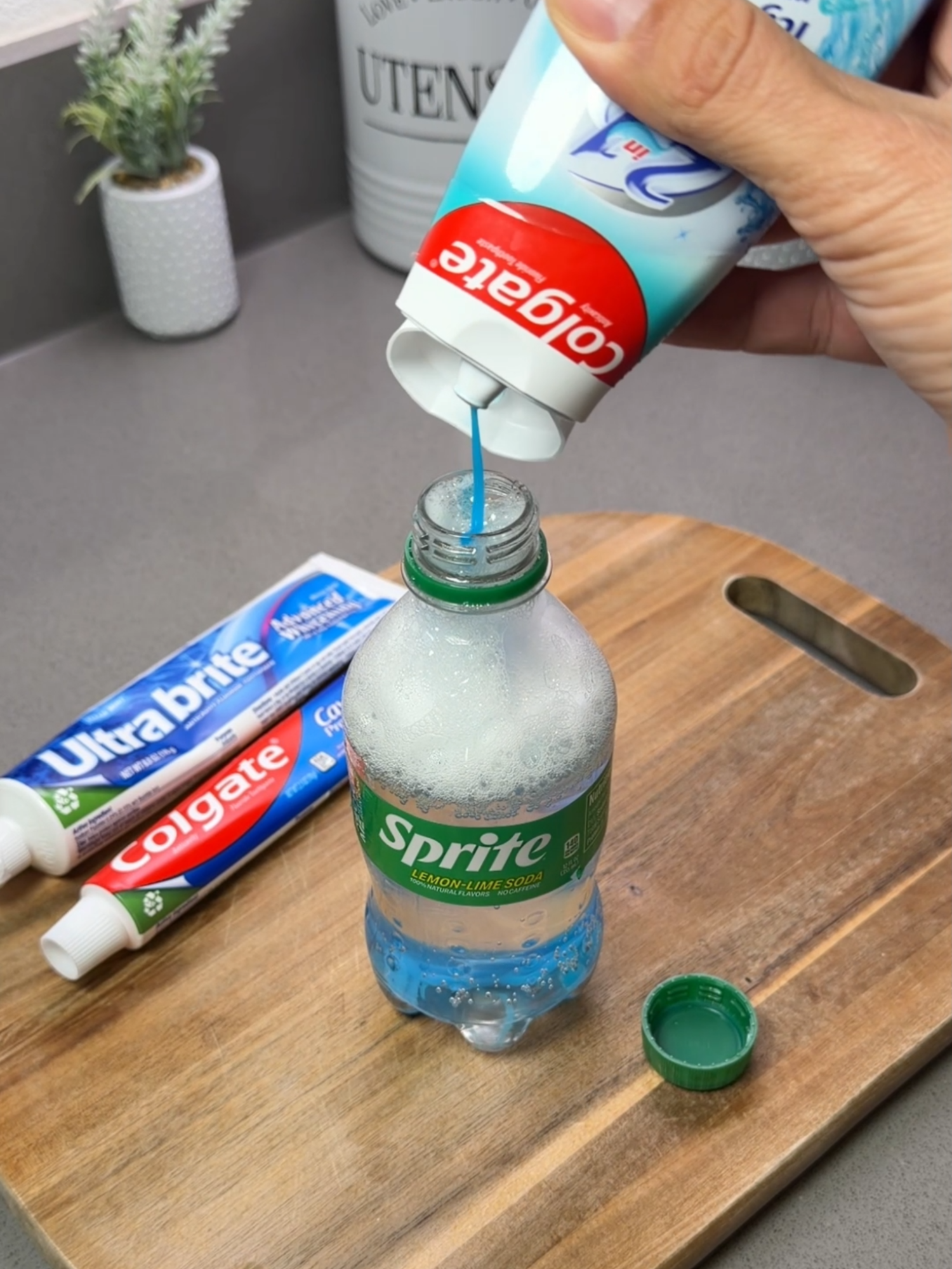 Toothpaste and Sprite cleaning trick everyone needs to try! #clean #KitchenHacks #lifehacks