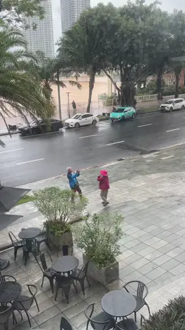 Ông kiên nhẫn chụp cho bà 7749 kiểu ảnh dưới trời mưa , dễ thương kinh khủng ✨💞 #fyp #xuhuong #danang 