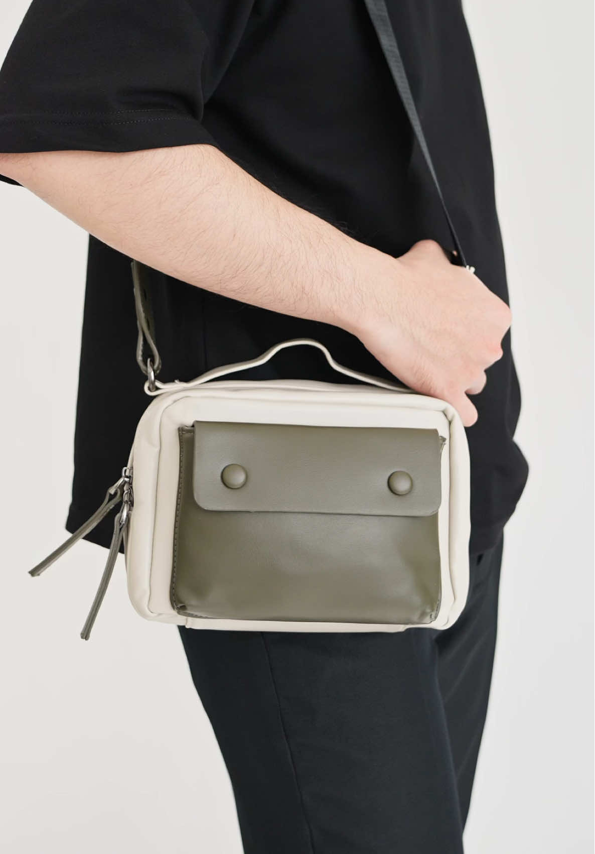 Upgrade gaya harian kamu dengan Tas Selempang Premium MATCHA & AMERICANO — desain unisex yang cocok untuk pria & wanita. Material PU premium, ukuran compact tapi tetap muat banyak untuk aktivitas harian. Bisa diselempang atau dijinjing, tali adjustable, dan ada kantong depan berkancing + kantong resleting di dalam untuk barang penting. Catatan penting: Varian MATCHA kini berwarna coklat (bukan hijau lagi). Pembelian = setuju dengan warna update produksi terbaru ✨ #TasSelempang #TasPriaWanita #TasUnisex #TasKulitPU #TasHarianKeren         