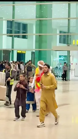 میرے تائے ابو کی عمرہ کے بعد واپسی 😍🥀🌹🌹🌹🥰#✨✨✨❤️‍ 