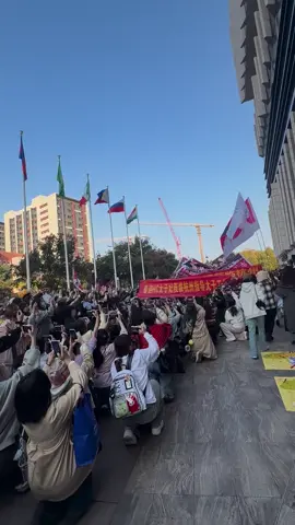 Ối dồi ôi nhất cái ruộng bắp này rồi , mấy bà fan cp còn đeo sash nữa chứ🤣 đến nơi ba làm việc quậy đã như này cơ mà, nhân viên Hoa Sách còn quay lại, nghĩ coi phải quay cho ba xem không ???!!!