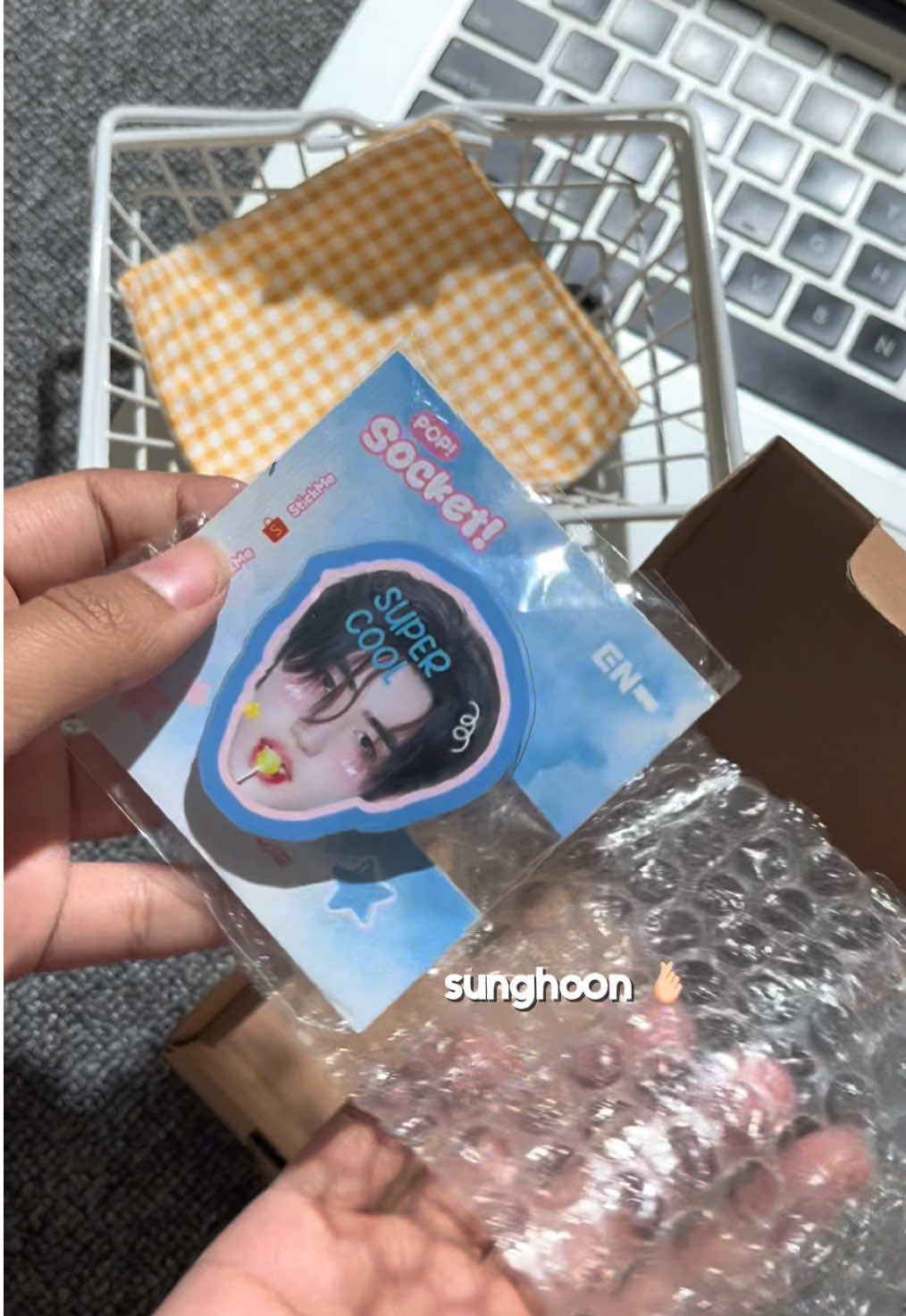 Membalas @jfl popsocket enhypen udah ready yahhh! ini minstick lagi unboxing nihh 😱 #griptok #popsocket #kpop #enhypen #engene 