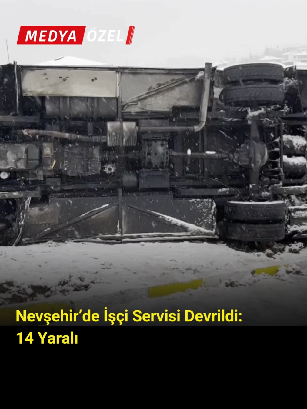 Nevşehir’de kar yağışıyla kayganlaşan yolda işçileri taşıyan bir servis midibüsü devrildi. TOKİ bağlantı yolunda kontrolden çıkan araçtaki 14 kişi yaralandı. Yaralılar hastanelere kaldırılırken, olayla ilgili inceleme başlatıldı. #Nevşehir #ServisKazası #KarYağışı #TrafikKazası #MedyaÖzel