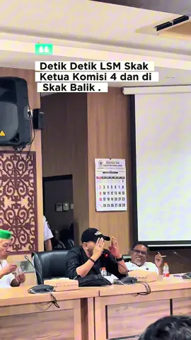 RAPAT DPRD PROBOLINGGO MEMANASKAN SUASANA: KASUS DUGAAN PELECEHAN SANTRI MASUK MEJA LEGISLATIF, KETUA KOMISI IV BANTAH TUDINGAN LSM PROBOLINGGO -Suasana rapat dengar pendapat (RDP) gabungan Komisi I–IV DPRD Kabupaten Probolinggo di Ruang Badan Anggaran beberapa hari lalu sempat memanas. Forum yang awalnya dijadwalkan untuk mendengar keterangan berbagai pihak terkait kasus yang tengah menjadi sorotan publik itu berubah tegang setelah salah satu perwakilan LSM melontarkan pertanyaan bernada tinggi kepada Ketua Komisi IV, Ning Ayu. Kasus yang kini masuk ke meja legislatif tersebut melibatkan seorang tokoh muda pesantren yang dilaporkan atas dugaan pelecehan seksual dan pemerkosaan terhadap seorang santri. Perkara ini menjadi kontroversi karena terdapat dua narasi yang berbeda. Di satu sisi, pelapor menegaskan bahwa dirinya menjadi korban kekerasan seksual. Namun di sisi lain, sejumlah saksi dan bukti yang beredar di masyarakat menunjukkan adanya indikasi hubungan sukarela antara keduanya. Polemik makin melebar karena beredar pula tudingan bahwa pelapor disebut-sebut berperan sebagai pihak ketiga dalam hubungan lain sehingga memunculkan spekulasi baru di ruang publik. Ketegangan mencapai puncaknya saat seorang anggota LSM menyoroti keras Ketua Komisi IV, Ning Ayu, dengan menuduh bahwa dirinya disebut tidak pernah turun langsung menemui korban. Nada tinggi perwakilan LSM tersebut sontak membuat suasana RDP tidak kondusif selama beberapa menit. Menanggapi tudingan itu, Ning Ayu dengan tegas membantah. Ia menegaskan bahwa Komisi IV sejak awal telah aktif memediasi dan berupaya memastikan kondisi psikologis pihak yang terlibat tetap terjaga sesuai mandat perlindungan anak dan perempuan. “Sebelum kasus ini ramai di publik, kami sudah lebih dulu melakukan langkah mediasi. Kami juga menghubungi psikolog profesional agar kondisi psikis anak ini tidak terganggu. Kepedulian kami sudah ada sejak awal sebelum persoalan ini membesar,” tegas Ning Ayu dalam forum tersebut. Ia kemudian meminta klarifikasi langsung kepada kuasa hukum pelapor, Prayuda, yang turut hadir dalam forum. “Pak Prayuda, benar bahwa kami sudah berkomunikasi sejak awal, bukan?” tanyanya dalam rapat. Pernyataan tersebut dibenarkan oleh kuasa hukum, sehingga memperkuat posisi Komisi IV bahwa upaya pendampingan telah dilakukan jauh sebelum isu tersebut menjadi konsumsi publik. DPRD Kabupaten Probolinggo menegaskan bahwa forum RDP ini bertujuan untuk menggali fakta, memverifikasi keterangan para pihak, serta memastikan bahwa proses hukum berjalan sesuai prinsip keadilan, praduga tak bersalah (presumption of innocence), dan perlindungan terhadap korban serta terlapor sebagaimana diatur dalam UU No. 35/2014 tentang Perlindungan Anak, UU No. 12/2022 tentang Tindak Pidana Kekerasan Seksual, serta prinsip dasar KUHAP mengenai hak-hak tersangka dan pelapor. Hingga berita ini diturunkan, DPRD menyatakan akan terus mengawal perkembangan kasus secara objektif dan berhati-hati agar tidak terjadi tekanan publik yang dapat memengaruhi proses penegakan hukum.