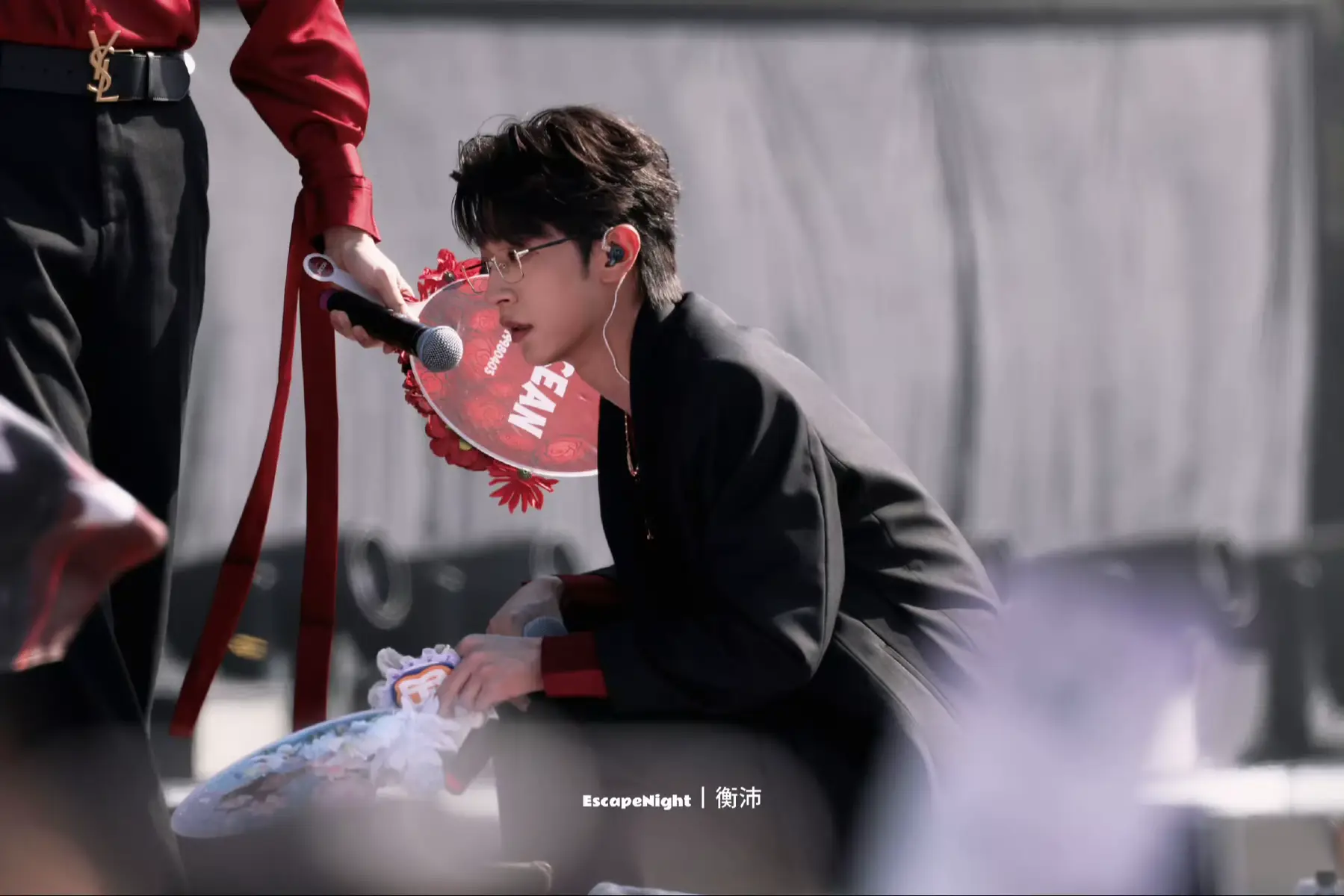 Nghe bảo bố mẹ t không yêu nhau 🤭 đến cái micro ba cũng cầm hướng về phía mẹ mặc dù tay mẹ có đang cầm 🙂‍↕️🙂‍↕️ đúng kiểu 