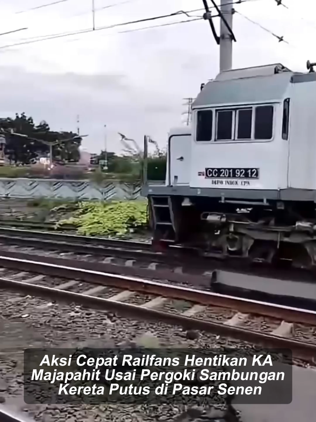 Seorang railfans (penggemar kereta api) melakukan aksi cepat dengan memberitahu masinis KA 246 Majapahit untuk berhenti, setelah ia memergoki sambungan (coupler) rangkaian kereta tersebut putus sesaat setelah berangkat dari Stasiun Pasar Senen, Jumat (14/11/2025) petang. Insiden ini terjadi sekitar pukul 17.40 WIB. Momen tersebut terekam secara tidak sengaja oleh railfans bernama Aceng Railfans, yang saat itu sedang melakukan siaran langsung (live streaming) di YouTube. Menyadari sambungan kereta terlepas, railfans tersebut langsung berlari menuju kabin lokomotif untuk memberi tahu masinis agar segera menghentikan laju kereta. Beruntung, KA Majapahit baru saja berangkat, belum melaju kencang, dan masih berada di area emplasemen stasiun. Berkat peringatan tersebut, masinis dapat segera menghentikan kereta dengan aman sebelum terjadi insiden yang lebih serius. #tiktokberita #bangsaonline #harianbangsa