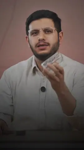 ⁨حتما تا آخرش ببین❌ “یه چیز مهم که خیلی از ما فراموش می‌کنیم: انتقاد از بچه‌ها جلوی دیگران، مثل اینه که یه ضربه مستقیم به اعتمادبه‌نفسشون بزنیم! تحقیقات نشون داده این کار فقط باعث شرم و سرخوردگی میشه و رابطه‌مون رو هم خراب می‌کنه.  پس چیکار کنیم؟  این سه نکته ساده رو امتحان کنین: ۱. به جای انتقاد، بازخورد سازنده بدین:  مثلاً به جای گفتن «چرا اینقدر شلخته‌ای؟»، بگین «بیا با هم وسایلت رو جمع کنیم، دفعه بعد راحت‌تر پیداشون می‌کنی». اینطوری بچه‌ها احساس حمله نمی‌کنن و بیشتر گوش می‌دن. ۲. در جمع از خوبی‌هاشون بگین:  به جای برجسته کردن اشتباهات، موفقیت‌هاشون رو تحسین کنین. مثلاً بگین «امروز توی ریاضی خیلی خوب تمرکز کردی». اینطوری هم اعتمادبه‌نفسشون بالا می‌ره، هم احساس می‌کنن دیده شدن. ۳. زمان و مکان مناسب رو انتخاب کنین:  اگه لازمه درباره یه اشتباه صحبت کنین، این کار رو در فضایی آروم و خصوصی انجام بدین. اینطوری بچه‌ها احساس امنیت می‌کنن و بیشتر احتمال داره حرف‌تون رو بپذیرن. با رعایت این نکات، نه‌تنها اعتمادبه‌نفس بچه‌ها رو حفظ می‌کنین، بلکه رابطه‌تون رو هم قوی‌تر و سالم‌تر می‌کنین. 💛  تو هم از تجربیاتت تو کامنتا بنویس حتما می‌خونم و استفاده می‌کنم🙏⁩