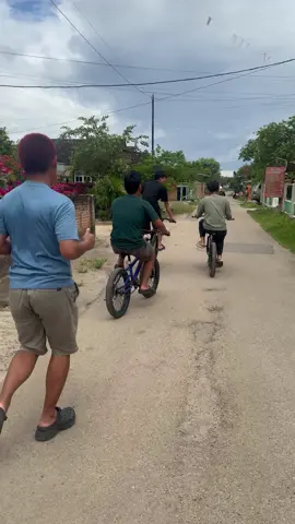 Buat kalian yang belum bisa naik sepedah semangat temen temen #fyp #ceritakita #tipetipeomped #sketsakomedi 