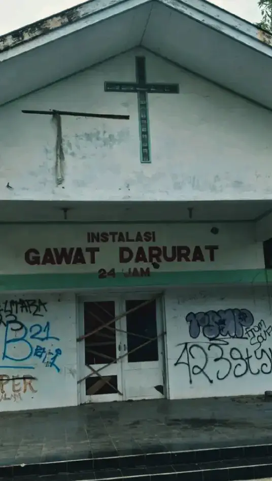 Berkunjung ke tempat peninggalan kolonial Belanda (Rumah Sakit Kristen Tayu/ RSK Tayu) RSK Tayu, atau Rumah Sakit Kristen Tayu, adalah sebuah rumah sakit yang terletak di Pati, Jawa Tengah, Indonesia. Rumah sakit ini didirikan pada tahun 1933 dan awalnya merupakan poliklinik Kristen yang dirintis oleh P.A. Jansz, seorang penginjil dari Badan Doopsgezinde Zending Vereeniging. *Sejarah RSK Tayu* RSK Tayu mencapai kejayaannya pada tahun 1970 hingga 2000, menjadi salah satu rumah sakit rujukan di wilayah Pati Utara. Namun, pada tahun 2013, rumah sakit ini mulai mengalami krisis dan akhirnya tidak beroperasi lagi. *Fasilitas dan Layanan* RSK Tayu memiliki fasilitas yang cukup lengkap, termasuk: - _Instalasi Rawat Jalan_ - _Farmasi_ - _Laboratorium_ - _Ruang Bedah_ - _Rawat Inap_ Namun, saat ini, RSK Tayu tidak lagi beroperasi dan bangunannya sudah tidak terawat. *Misteri dan Keangkeran* RSK Tayu juga dikenal karena cerita-cerita mistis yang beredar di masyarakat. Banyak orang yang mengklaim telah melihat penampakan-penampakan aneh di rumah sakit ini, seperti lampu mobil ambulans yang menyala sendiri pada malam hari. Beberapa orang juga mengklaim telah mengalami pengalaman mistis di rumah sakit ini, seperti: - Melihat bayangan orang yang tidak dikenal - Mendengar suara-suara aneh - Melihat peralatan medis yang bergerak sendiri - Melihat penampakan pasien yang sudah meninggal Namun, perlu diingat bahwa cerita-cerita mistis ini belum terbukti kebenarannya dan hanya berdasarkan pengalaman pribadi orang-orang yang mengunjungi rumah sakit ini. *Keadaan Sekarang* Saat ini, RSK Tayu sudah tidak beroperasi lagi dan bangunannya sudah tidak terawat. Beberapa bagian bangunan sudah mulai runtuh dan menjadi tempat tinggal bagi hewan-hewan liar. Pemerintah setempat telah berencana untuk membongkar bangunan RSK Tayu dan menggantinya dengan fasilitas kesehatan yang lebih modern. Namun, rencana ini masih dalam proses dan belum terealisasi. *Luas Bangunan* RSK Tayu memiliki luas bangunan sekitar 1,2 hektar, yang terletak di atas tanah seluas 2,5 hektar. Bangunan rumah sakit ini memiliki beberapa lantai, dengan total luas lantai sekitar 5.000 meter persegi. Berikut adalah rincian luas bangunan RSK Tayu: - Luas tanah: 2,5 hektar - Luas bangunan: 1,2 hektar - Luas lantai: 5.000 meter persegi - Jumlah lantai: 3 lantai Namun, perlu diingat bahwa bangunan RSK Tayu sudah tidak terawat dan beberapa bagian sudah mulai runtuh, sehingga luas bangunan yang sebenarnya mungkin lebih kecil dari yang disebutkan di atas. *Peringatan* Jika Anda berencana untuk mengunjungi RSK Tayu, harap berhati-hati dan waspada. Bangunan rumah sakit ini sudah tidak terawat dan dapat berbahaya bagi keselamatan Anda. Selain itu, juga perlu diingat bahwa cerita-cerita mistis tentang RSK Tayu belum terbukti kebenarannya dan hanya berdasarkan pengalaman pribadi orang-orang yang mengunjungi rumah sakit ini. Nama: Muhammad Zaini Dahlan Kelas: XI TKR 4 Absen: 29 Cc @bufaid  #rsktayu #peninggalanbelanda #smkkesumamargoyoso #sejarah #horror 