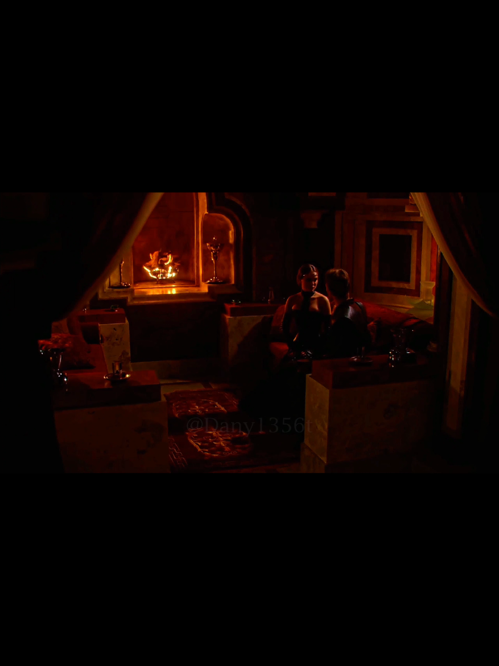 Anakin, Gambito y Miles. Tres historias distintas… un mismo tipo de amor: Anakin lo hizo todo por Padmé. Desobedeció al Consejo Jedi, cruzó líneas que juró no cruzar y enfrentó su propio destino solo para salvarla. Él no buscaba poder… buscaba proteger un corazón. Y por amor, fue capaz de desafiar a la galaxia entera. Gambito arriesgó incluso su propia alma por Rogue. Amar a alguien a quien no puedes tocar requiere paciencia, lealtad y una pasión que no muchos entienden. Y él lo hizo. Remy fue capaz de caminar por el fuego, de traicionar, de caer y levantarse… todo por ella. Porque para él, amar a Rogue siempre valió cada riesgo. Miles Morales cruzó dimensiones enteras por Gwen. No fue solo un salto entre edificios, sino entre realidades. Desafió reglas del multiverso, se enfrentó a versiones de sí mismo y al destino que quería separarlos. Porque cuando Miles ama, lo hace con valentía, con ritmo y con el corazón dispuesto a romper lo imposible. Tres hombres. Tres amores. Tres historias marcadas por la misma verdad Cuando amas de verdad, haces lo que sea por esa persona  Y esas son mis tres formas de amar ❤️🌌 #fypシ゚viral #anakinskywalker  #gambito #milesmorales #Love 