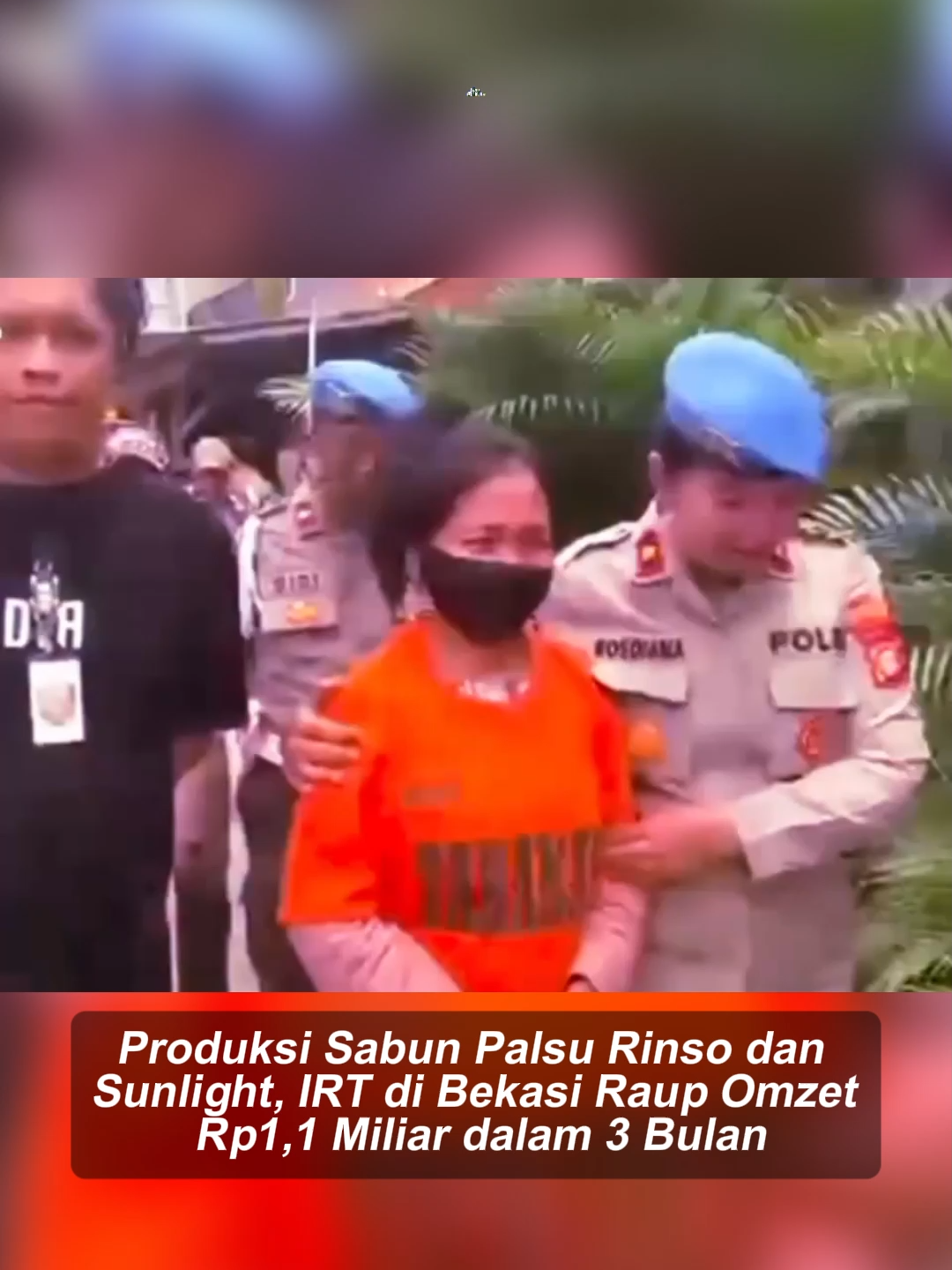 Polres Metro Bekasi Kota menggerebek sebuah rumah yang dijadikan tempat produksi sabun cair ilegal di Kavling Carolus, Kampung Sawah, Jatimurni, pada Kamis (13/11/2025). Seorang ibu rumah tangga (IRT) berinisial R.O.H. (46) ditetapkan sebagai pelaku. Pelaku memproduksi sabun tanpa standar keamanan dan memalsukan berbagai merek terkenal, seperti Rinso, Sayang, Mamalemon, dan Sunlight. Menurut polisi, pelaku mempelajari cara pembuatan sabun pada Agustus 2025 dan langsung menjualnya secara online. Hanya dalam tiga bulan, ia berhasil mencatat lebih dari 20.000 transaksi dengan total omzet mencapai Rp1,1 miliar. Dari lokasi penggerebekan, polisi menyita sejumlah barang bukti, termasuk mesin cutting stiker, komputer, bahan baku kimia (seperti Texapon), pewangi, pewarna, dan sabun palsu siap edar dalam berbagai ukuran. Atas perbuatannya, pelaku dijerat Undang-Undang Perlindungan Konsumen dengan ancaman hukuman hingga 5 tahun penjara atau denda maksimal Rp2 miliar. Pihak kepolisian mengimbau masyarakat agar lebih berhati-hati saat membeli produk rumah tangga secara online. #tiktokberita #bangsaonline #harianbangsa