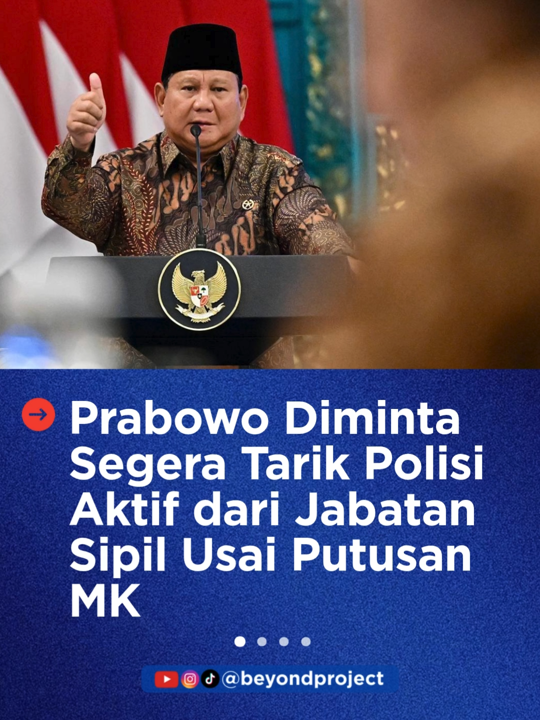 Anggota Komisi III DPR Benny Kabur Harman mendesak Presiden Prabowo Subianto segera menarik anggota Polri aktif yang masih menempati posisi di jabatan sipil. Permintaan ini disampaikan menyusul putusan Mahkamah Konstitusi (MK) yang menegaskan bahwa polisi tidak lagi dapat menduduki jabatan sipil tanpa lebih dulu mengundurkan diri atau pensiun dari institusi Polri. Benny menilai Presiden Prabowo sebagai kepala negara yang patuh konstitusi, sehingga harus segera menindaklanjuti putusan MK yang bersifat final dan mengikat. “Karena itu, kita berharap Presiden Prabowo segera menarik dan mengembalikan anggota Polri yang masih aktif dari kementerian, lembaga, maupun badan negara,” ujarnya dalam keterangan tertulis, Jumat (14/11/2025). Politikus Partai Demokrat itu menyebut putusan MK memberikan kepastian hukum. Menurutnya, anggota polisi yang berada di jabatan sipil kini memiliki dua pilihan: pensiun dini atau kembali ke institusi Polri. Benny juga menilai keputusan MK ini selaras dengan prinsip negara hukum yang selama ini dikedepankan Presiden Prabowo. Ia menyebut putusan tersebut memperkuat komitmen pemerintah terhadap penegakan rule of law dan pembatasan kekuasaan. “Putusan MK ini memberi bobot lebih pada upaya Presiden Prabowo membangun pemerintahan yang berlandaskan demokrasi substantif,” katanya. Putusan MK: Polisi Aktif Wajib Mundur dari Jabatan Sipil Sebelumnya, MK memutuskan bahwa anggota Polri aktif dilarang menduduki jabatan sipil tanpa mengundurkan diri atau pensiun dari dinas kepolisian. Ketentuan tersebut berlaku meski penugasan ditetapkan oleh Kapolri. Putusan itu dibacakan dalam sidang pleno perkara nomor 114/PUU-XXIII/2025 pada Kamis (13/11/2025). Ketua MK Suhartoyo menyatakan permohonan uji materi dikabulkan seluruhnya. Hakim Konstitusi Ridwan Mansyur menegaskan bahwa frasa “mengundurkan diri atau pensiun dari dinas kepolisian” merupakan syarat mutlak bagi polisi yang ingin menduduki jabatan sipil. MK menilai ketentuan tersebut sudah jelas dan tidak membutuhkan penafsiran ulang.