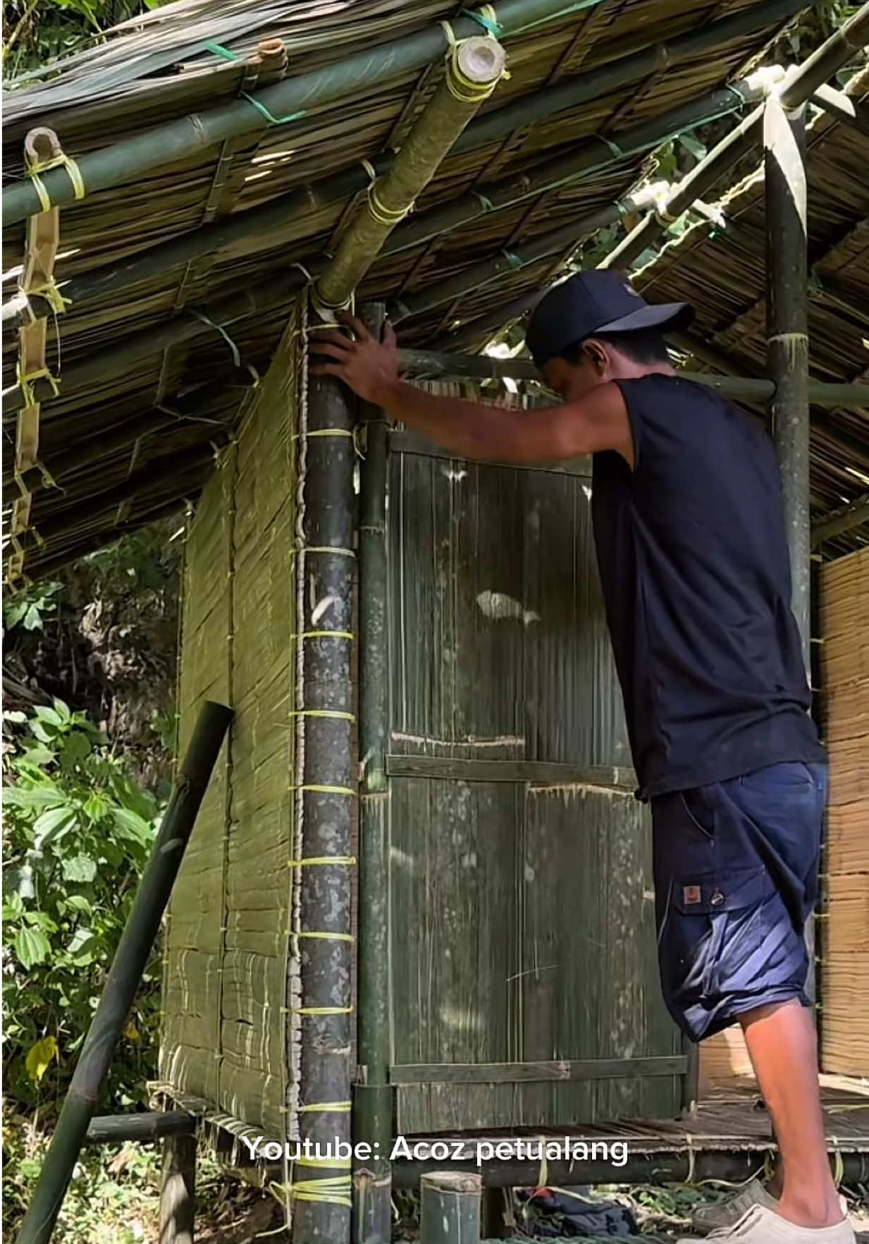 Part 50. Lanjut memasang pintu rumah bambu kita bosku.  #Acozpetualang #rumahbambu #pamanbara #bushcraft 