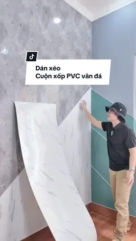 Dán xéo hay dán dọc gì cũng được vì độ dày lên đến 2mm nhưng anh chị em ưu tiên áp mép trần và dán dọc cho nhanh nhé! #xopdantuong #xoppvcvanda #decor #caitaonha #mittocao 