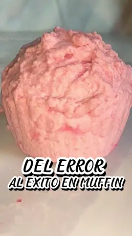 Mi primera Muffin quedó chata, pero la textura ESPEJOSA se logra con temperatura y un polvo secreto 🤩, comentá ESPEJOSA 👇 para aprender el truco 💡, y para la capacitación profesional 👩‍💻 envíanos un mensaje privado ya mismo ✉️.  #velasartesanales  #velasaromaticas  #hechoconamor #velasdecorativas  #velas 