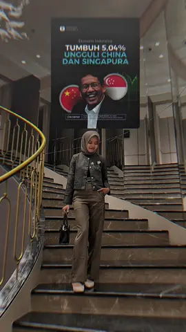 Kabar baikkk, pertumbuhan ekonomi indonesia tumbuh sebesar 5,04% secara tahunan atau year on year, hal ini menunjukkan kinerja yang kuat dan tangguh tertutama dalam konteks ekonomi global yang menantang. Meski masih lebih rendah dari laju pertumbuhan kuartal II 2025 sebesar 5,12% yoy, laju pertumbuhan kuartal III 2025 itu masih jauh lebih tinggi dibandingkan negara lain seperti China maupun Singapura. #pertumbuhanekonomi #indonesia #purbaya #kemenkeu #ekonomi 