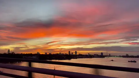 Em ơi xin đừng ngoảnh lại, nơi ấy chỉ toàn chuyện chẳng nên trôn. Bước tiếp thôi em, để lòng thanh thản. Để trái tim em hoá tựa lông hồng. 