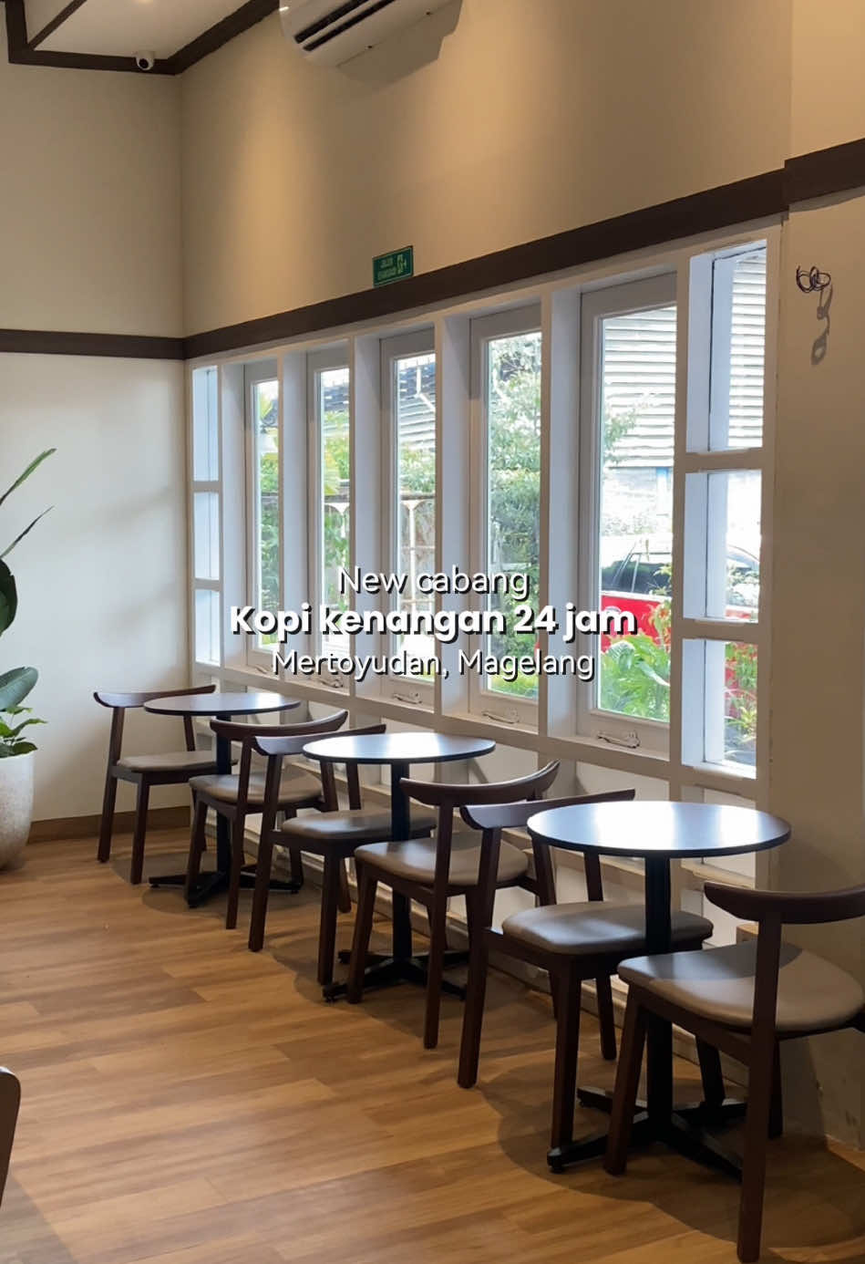 nambah list lagi coffe shop 24 jam baru di Magelang🤩 Tempatnya luas bangettt!! #cafe #kopikenangan #cafemagelang #kulinermagelang #kulinertiktok #magelang24jam #magelangexplore #fyp 