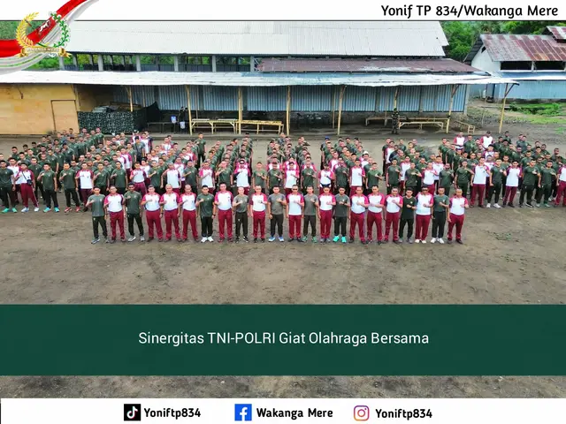 Personel Yonif TP 834/WM bersama Polres Nagekeo melaksanakan kegiatan senam bersama sebagai wujud sinergitas TNI-Polri dalam menjaga kesehatan dan mempererat soliditas. #TNI #POLRI #SinergiTNIpolri #YonifTP834WM #Polres Nagekeo  