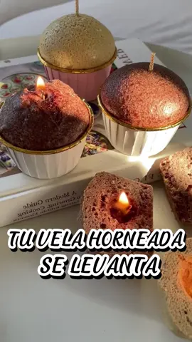 ¡Tu Muffin queda plano! 😫 La cera necesita espesar antes del polvo para que tu vela salga HORNEADA y esponjosa 💡, comentá HORNEADA 👇 y envíanos un mensaje privado para aprender el truco 👩‍💻✉️.  #velasartesanales  #velasaromaticas  #hechoconamor #velasdecorativas  #velas 