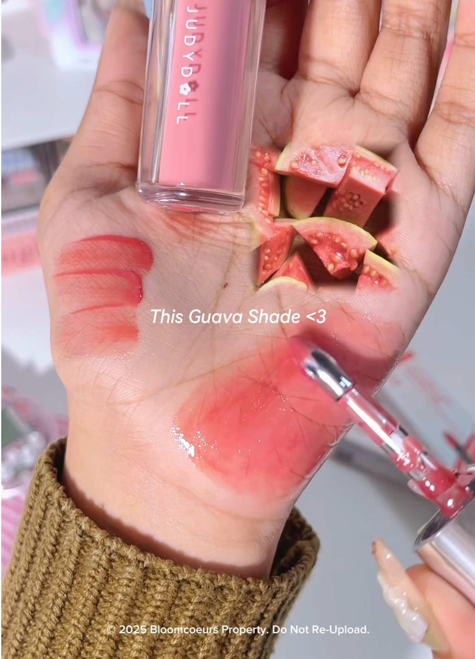 cantik bgt kan warna lip glossnya 🌸✨ Oh iya bakalan ada diskon terbesar judydoll di Tiktok Brand Day 21-22 Nov, dont miss out guys!🌸🌷🦩 #judydollbrandday #lipgloss #glossylips #BeautyTok 