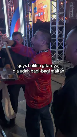 mas sal ni mau dibalikin gitarnya ayo nyanyi lagi ya jangan ngambek @Sal priadi 