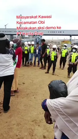 Warga Desa Kawasi, Kecamatan Obi, Kabupaten Halmahera Selatan, kembali melakukan demonstrasi di depan kantor PT Harita Nickel, Jumat (15/11/2025). Mereka menuntut perusahaan tersebut segera menyediakan listrik gratis dan air bersih bagi warga. Demonstrasi ini dihadiri oleh puluhan warga, didampingi oleh Direktur WALHI, Ical, dan Koordinator Demo, Nurhayati Nandesi. Mereka meminta PT Harita Nickel memenuhi tuntutan warga, yang telah lama menunggu listrik dan air bersih ¹ ² ³. Warga Desa Kawasi telah lama mengeluh tentang kurangnya akses listrik dan air bersih. Mereka terpaksa membeli air bersih dari penjual, karena air  milik PT Harita Nickel dianggap tidak aman untuk dikonsumsi. Listrik juga sudah dipadamkan sejak bulan mei sehingga warga kesulitan melakukan aktivitas sehari-hari. PT Harita Nickel telah berjanji untuk meningkatkan kesejahteraan warga Desa Kawasi melalui program Ecovillage. Namun, warga masih menunggu realisasi janji tersebut. Mereka berharap pemerintah daerah dan pusat dapat membantu menyelesaikan masalah ini ¹ ² ³. *Tuntutannya adalah:* - *Listrik Gratis*: Warga meminta PT Harita Nickel menyediakan listrik gratis bagi warga Desa Kawasi. - *Air Bersih*: Warga meminta PT Harita Nickel menyediakan air bersih bagi warga Desa Kawasi. - *Pemberian Ganti Rugi*: Warga meminta PT Harita Nickel memberikan ganti rugi atas lahan yang telah diambil alih oleh perusahaan. Warga Desa Kawasi akan terus melakukan demonstrasi hingga tuntutan mereka dipenuhi. Mereka berharap PT Harita Nickel dapat mendengarkan aspirasi mereka dan segera menyelesaikan masalah ini ¹ ² ³.