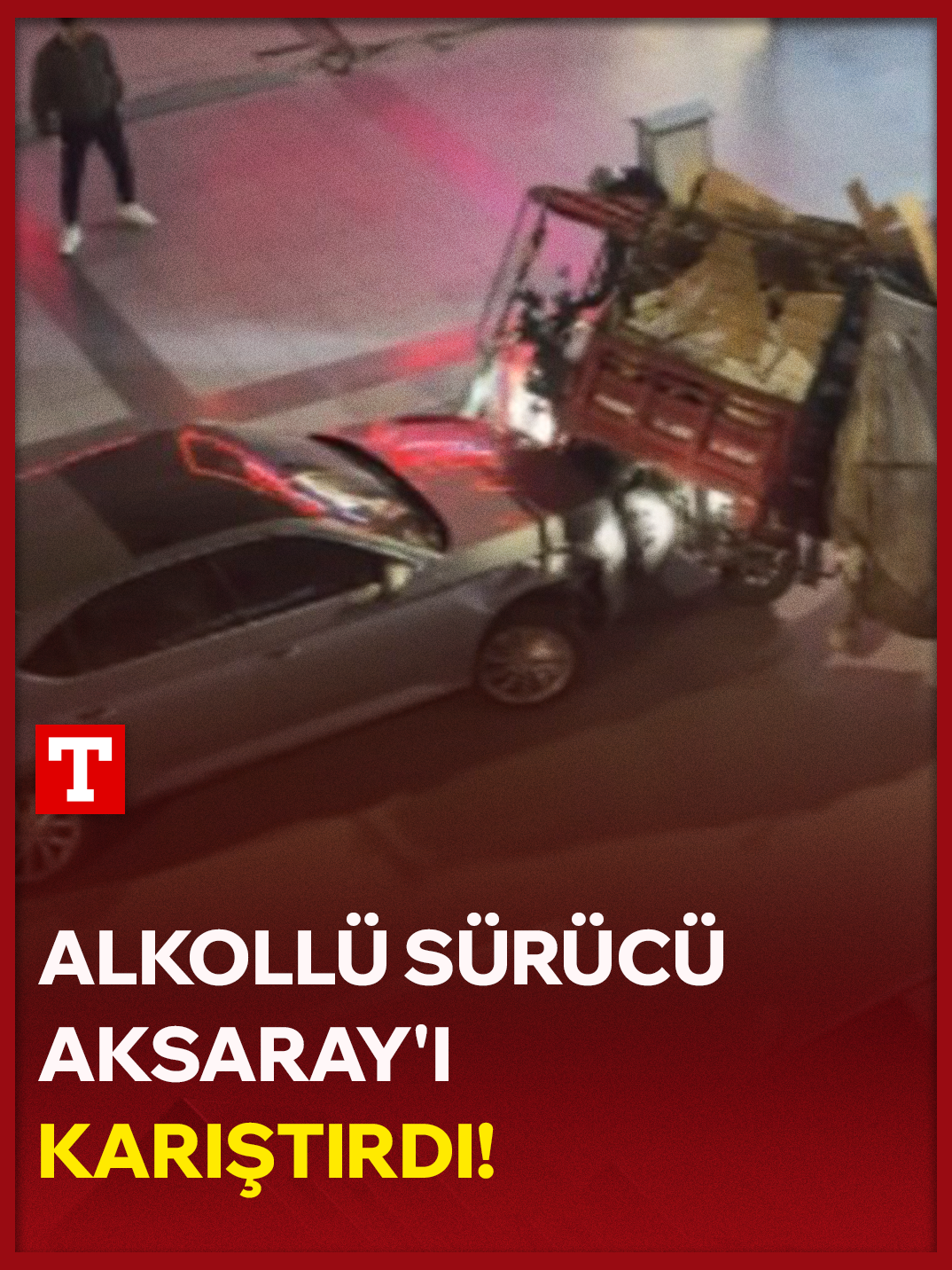 Aksaray'da alkollü sürücünün kullandığı otomobil kaldırıma çıkıp 3 yayayı yaraladı. Bariyerleri parçalayarak ters yola giren otomobil, 5 araca çarptı. Sürücüye öfkelenen vatandaşlar önce araca demir, tekme ve sopalarla saldırdı daha sonra sürücüyü darbetti. O anlar cep telefonu kamerasına yansıdı #alkollüsürücü #aksaray #haber
