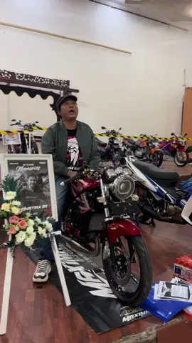 Pada acara Two Stroke Culture ini. Paling inti adalah meminta doa untuk @Yudhistira br semoga almarhum ditempatkan di tempat paling indah. Karena acara @Twostroke Culture termasuk permintaan dari mas Yudhistira br. Semoga keluarga yang ditinggal @iindahsr dan teman2 semua meneruskan perjuangan kebaikan Yudhistira. @Mega Aka @Nanda dar dor V2 @adhitamaescampurreborn2  #yudhistira #twostroke #twostrokeculture #banjarnegara #indonesia 