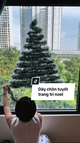 Làm cây thông Noel kiểu DIY mà đẹp bất ngờ luôn, chỉ cần hít kính tạo khung rồi quấn dây chồn tuyết lên là góc nhà sáng rực liền. Vừa dễ làm, vừa tiết kiệm chỗ, nhìn vào là thấy không khí Giáng sinh tràn ngập! #mecaphe #dcgr #daytrangtrinoel #trangtrinoel 
