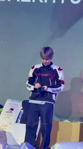 Baekhyun Fansign in Beijing  #baekhyun #EXO #엑소 #weareoneEXO 