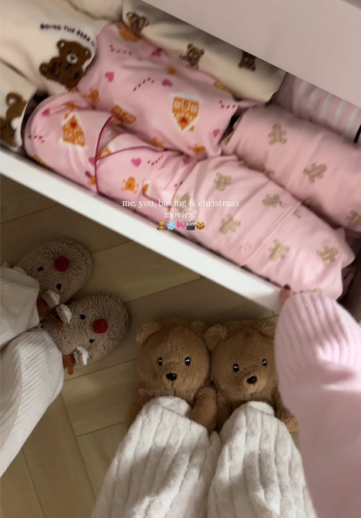 This is your sign to have a cosy christmas girls night this year 💗🐻