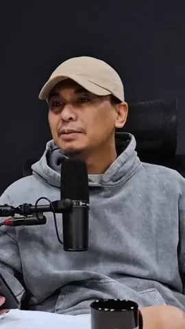 Angga Yunanda spill dream role yang bikin dia penasaran: Tokoh Biografi alias orang terkenal di dunia nyata! 🤯 ​Menurut dia, itu challenging banget karena harus bener-bener nge-capture orang aslinya. Kebayang kan kayak Reza Rahadian waktu jadi BJ Habibie? (Katanya kacau kerennya!) ​Opportunity banget nih buat produser yang nonton! Angga siap banget buat tantangan berat. #podcast #clips #fyp #fypシ #radityadika 