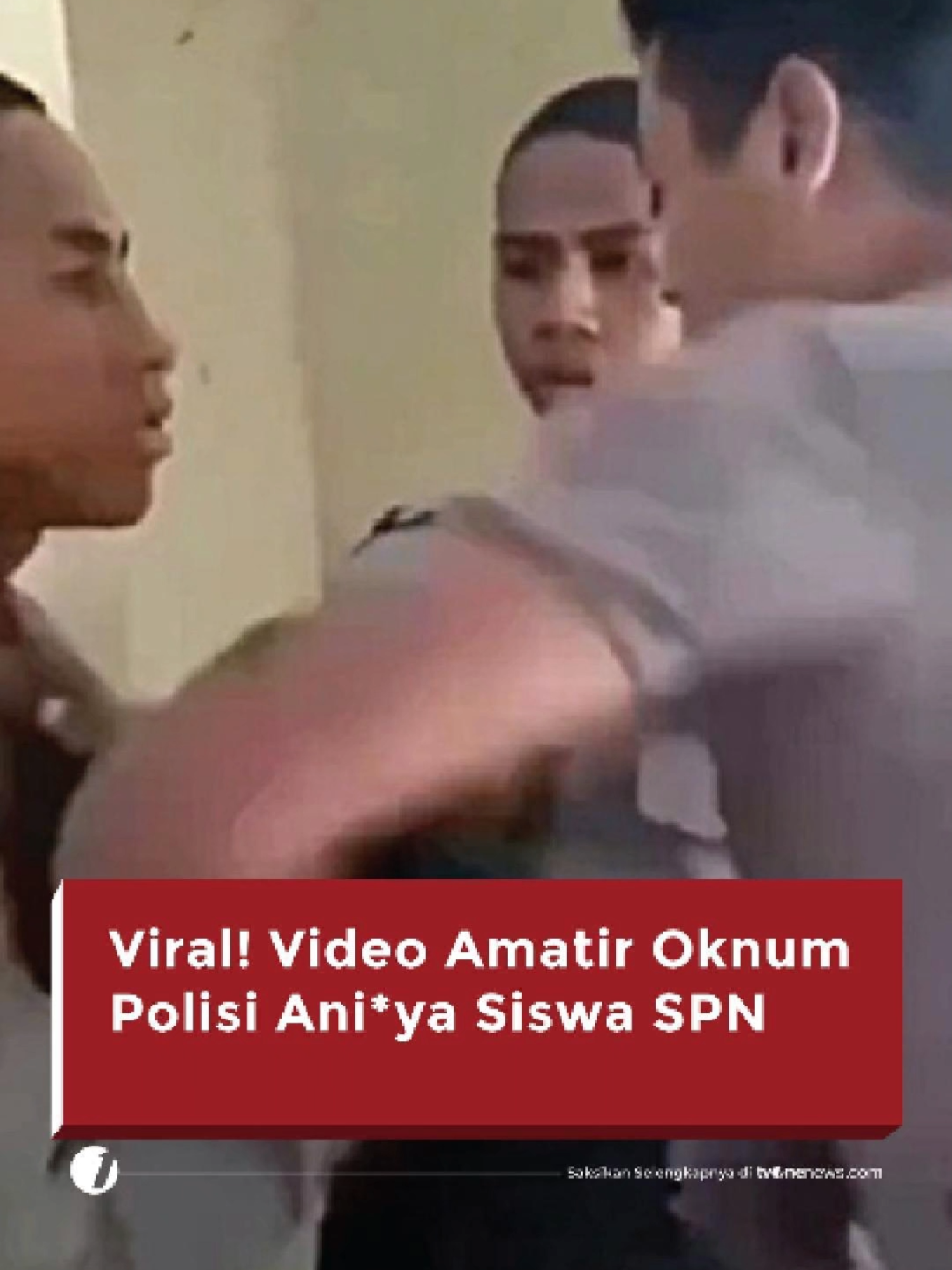 Viral di media sosial aksi kek*rasan dilakukan oleh oknum Polda NTT berinisial Bripda TT terhadap dua siswa Sekolah Polisi Negara (SPN).  Tampak di dalam video berdurasi 26 detik itu, dua siswa polisi baru di SPN Kupang dipuk*li oleh Bripda TT bertubi-tubi di bagian dada.  Tak cuma sampai di situ, Bripda TT juga men*ndang dua polisi junior tersebut hingga terpojok ke tembok.  Aksi kek*rasan itu direkam oleh polisi lainnya yakni Bripda GP mengugnakan HP hingga akhirnya viral. Simak video selengkapnya hanya di https://tinyurl.com/mp9pj3jy #HardNews_Viral #FlashOne #CariBeritaditvOne #OknumPoldaNTT #SiswaSPN #Viral #FO02