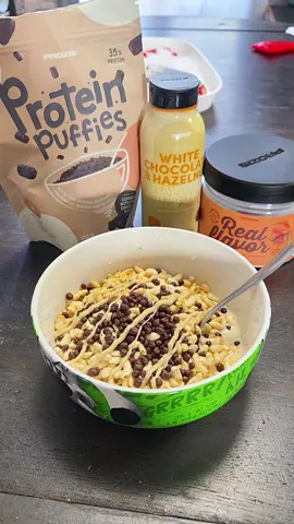 petit déjeuner avec @Prozis_official 😋😋😋 proteine puffies topping chocolat blanc noisette poudre aromatisante café caramel #prozis #petitdejeuner #proteine #alimentationsaine #gourmandise 