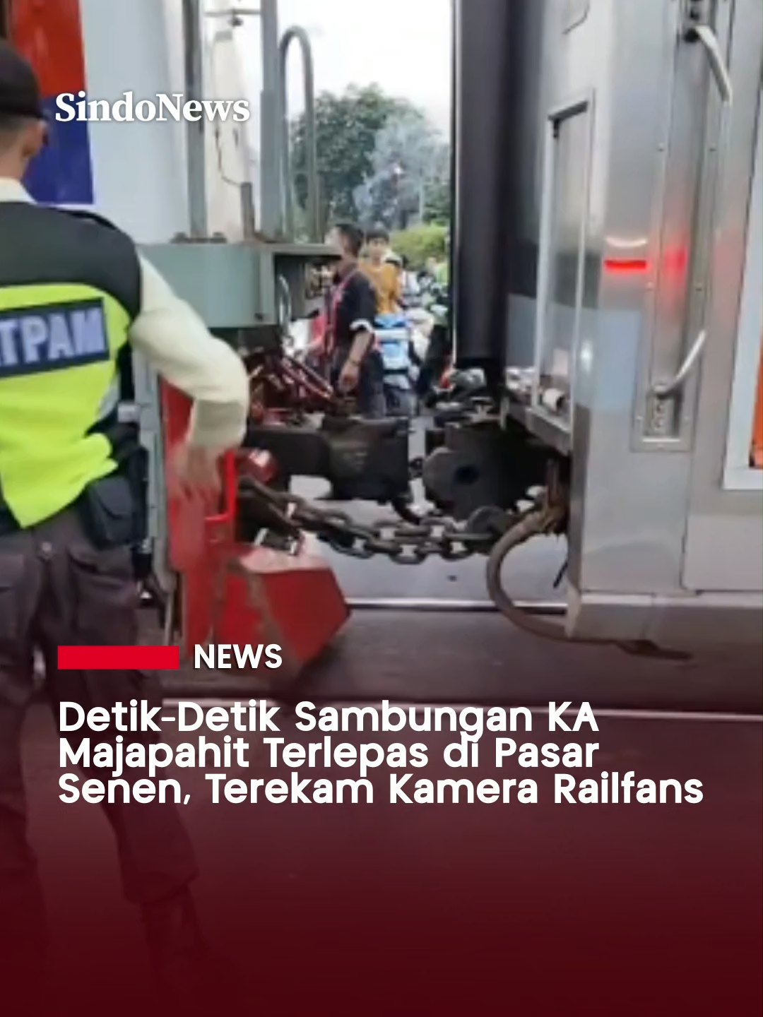 Sebuah insiden terjadi pada Jumat (14/11/2025) di Stasiun Pasar Senen, Jakarta, saat sambungan (coupler) rangkaian kereta api Majapahit terlepas. Peristiwa ini terekam dalam siaran langsung oleh seorang penggemar kereta api yang tengah menyiarkan momen tersebut di kanal YouTube-nya. Dalam tayangan tersebut, pemilik akun Aceng Railfans dengan sigap menyadari kejadian tersebut dan segera memberitahukan masinis mengenai sambungan yang terlepas. Berkat respons cepat dari penggemar tersebut, petugas di stasiun langsung turun tangan untuk menyambungkan kembali coupler yang terlepas, memastikan perjalanan kereta dapat dilanjutkan dengan aman. Meskipun peristiwa ini tidak menyebabkan gangguan signifikan, kejadian ini menjadi perhatian bagi para penumpang dan penggemar kereta api yang mengikuti siaran langsung tersebut. #SINDONews #SINDONewscom #SINDNewsbeyondheadlines #SINDONewsTV #iNewsMediaGroup #Beritaviral #BeritaTerkini #KAI #Pasarsenen #Railfans #KAMajapahit