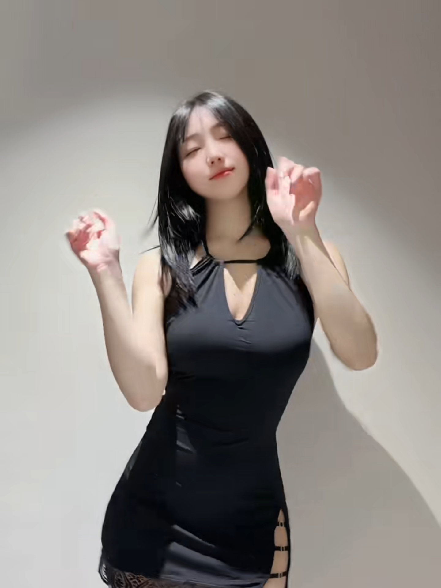 A bit of free time this weekend. Feel free to chat with me, everyone.#viral #viralvideo #lyly.more #fypage #fyp #beauty #vairal #foryoupage #viraltiktok #foryou #travel #tiktok #trending #xinhgaitiktok #parati #music #onthisday