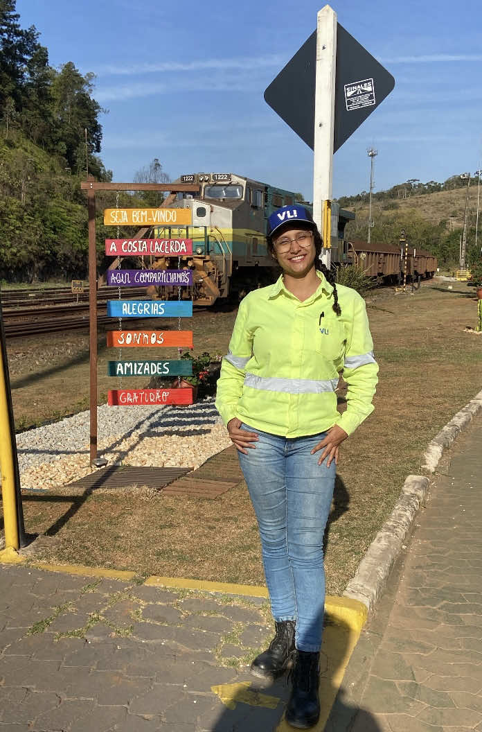 Obrigada meu Deus, pelos seus planos coincidirem com os meus!!! 🙏🏽😍🚂 #maquinista #mulheresnaferrovia #elasnaferrovia #ferrovia #operação 