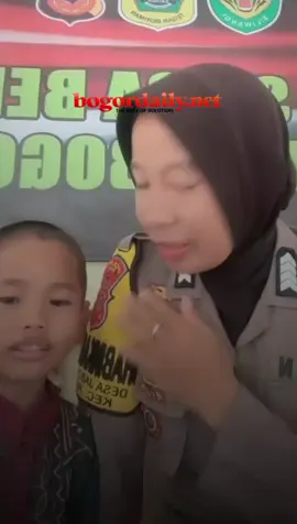 Seorang Polwan Polsek Parung menemukan dan mengembalikan seorang anak laki-laki bernama Muhammad Ayup Putra yang sempat hilang di Desa Jabon Mekar, Parung, Jumat (14/11/2025). Awalnya, warga melaporkan anak yang terlihat sendirian. Bripka Ririn bersama Babinsa Pelda Juwari menjemput dan membawa Ayup ke Mapolsek karena belum mengetahui alamat lengkapnya. Setelah diinapkan sementara, keesokan harinya pencarian dilanjutkan hingga PSM bernama Deni menginformasikan bahwa Ayup adalah santri di sebuah pondok pesantren di Tajurhalang. Ayup kemudian diantar dan diserahkan kembali kepada orang tuanya.  Pihak keluarga serta pimpinan pondok pesantren menyampaikan apresiasi kepada Polsek Parung atas langkah cepat, responsif, dan humanis.  Keberhasilan ini juga merupakan wujud dari arahan Kapolres Bogor AKBP Wikha Ardilestanto, S.H., S.I.K., M.Si, yang menegaskan bahwa setiap aduan masyarakat terutama yang berkaitan dengan keselamatan jiwa anak-harus ditangani secara cepat, profesional, dan mengedepankan pendekatan humanis.  Kapolsek Parung Kompol Maman Firmansyah, S.H., mengimbau masyarakat untuk segera melapor kepada pihak kepolisian apabila melihat anak tanpa pendamping atau situasi lain yang dapat membahayakan keselamatan seseorang. #bogordailynews #oranghilang #polresbogor #polsekparung @kapolresbogor @humaspolresbogor @humaspolsekparung_  