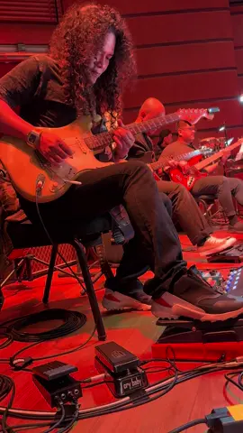 Nahhh…belanja lagi..ni kawan saya nama dia @ritzmetalasia kali ni telinga saya kekal sejahtera Walaupun duduk berjiran, sebab guitarist behave volume nyer bila main dgn Malaysian Philharmonic Orchestra #donesouncheck #benefitconcert #mpo 