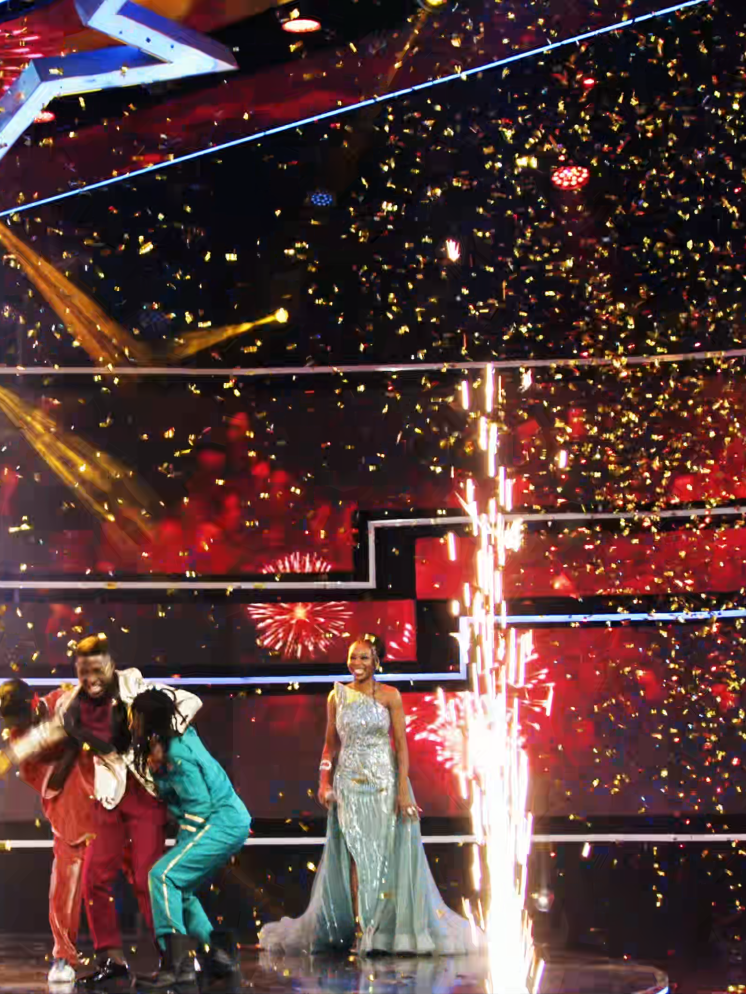 Que noite inesquecível!  Foi uma celebração de sonhos, dedicação e paixão pela música! ❤️ 💫 Parabéns à grande estrela vencedora e a todos os finalistas que fizeram desta edição um momento memorável! Conte-nos: o que achou da grande final? #UnitelEstrelasAoPalco #ZAPMinhaTV #GrandeFinal #TalentoAngolano #NoiteDeGala