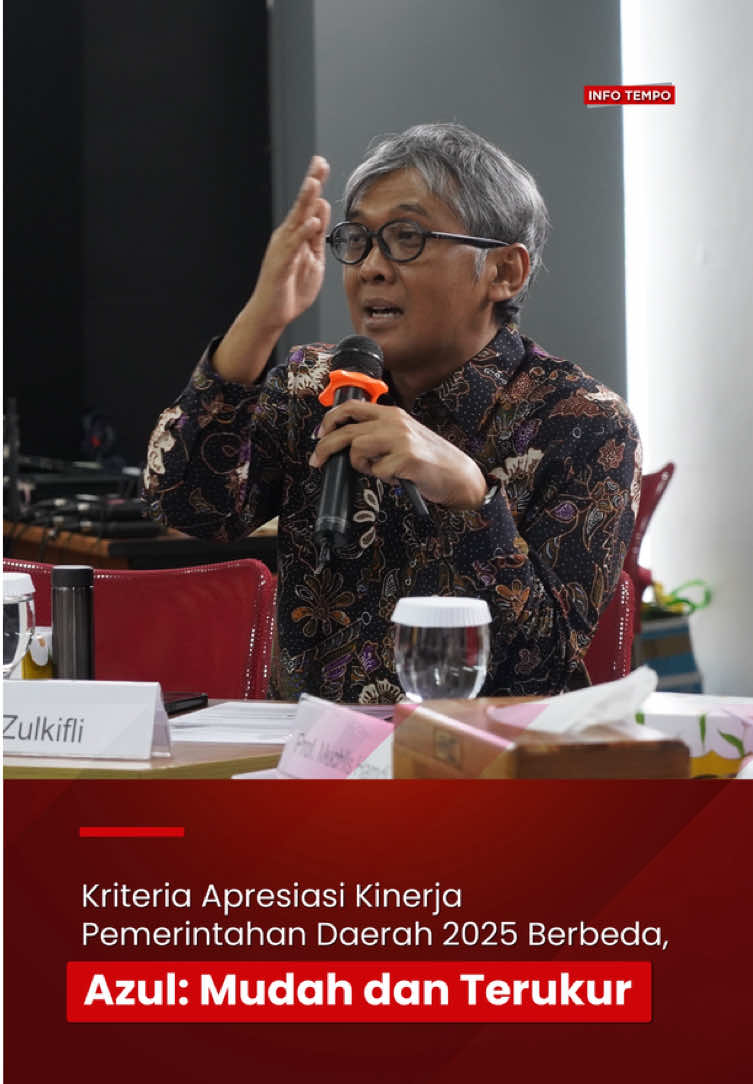 INFO TEMPO - Tempo kembali menggelar Apresiasi Kinerja Pemerintahan Daerah 2025. Ajang ini menjadi ruang penting bagi Kemendagri, masyarakat sipil, dan media untuk menilai secara objektif kinerja kepala daerah di tahun pertama masa jabatannya. “Dan ini bagus,” ujar Direktur Utama Tempo Media Group, Arif Zulkifli, menegaskan pentingnya standarisasi kinerja di era desentralisasi. Tahun ini, proses penilaian diperkuat dengan data dari BPS dan kementerian terkait agar hasilnya lebih akurat dan transparan. Penilaian juga mempertimbangkan kapasitas fiskal daerah—tinggi, sedang, atau rendah—agar adil sesuai kondisi tiap wilayah. Menurut Azul, setiap daerah menghadapi tantangan berbeda dalam menerapkan good governance. Karena itu, apresiasi ini diharapkan mampu mendorong kolaborasi dan akuntabilitas antar-lembaga agar tata kelola pemerintahan semakin baik dan berdampak bagi masyarakat. #ApresiasiKinerjaPemerintahanDaerah2025 #TempoMedia #TataKelolaPemerintahan #InfoTempo