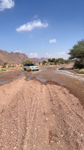 ما شاء الله الشعيب يمشي بعد امطار حايل امس 😍⛈️❤️❤️ . #جبال_حايل #امطار #رنج #رنج_روفر #سيول 