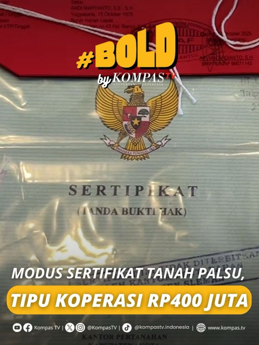 Aparat Polres Bantul menangkap seorang residivis yang kembali menjadi tersangka dalam kasus penipuan bermodus sertifikat tanah palsu. Pelaku menipu koperasi simpan pinjam hingga Rp400 juta. Dalam menjalankan aksinya, tersangka memalsukan sertifikat tanah milik keluarganya sebagai agunan pinjaman. Penipuan ini terbongkar setelah pihak koperasi mendapat laporan notaris terkait sertifikat palsu yang diagunkan tersangka. Tersangka sebut aksi penipuan ini nekat dilakukan karena dirinya terlilit utang pinjaman pada bank lain. Tuliskan komentarmu dan dapatkan berita terkini lainnya di www.kompas.tv serta youtube.com/kompastv #BOLDKompasTV