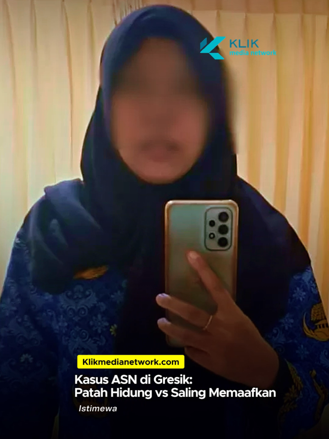 Kasus Dugaan Penganiayaan ASN di Gresik: Patah Hidung vs Saling Memaafkan Kasus dugaan penganiayaan terhadap ASN Pemkab Gresik, DRA (31), oleh rekan kerjanya, honorer SB, kembali mencuat! Peristiwa yang terjadi Mei 2024 (terkait urusan berkas memorial aset) ini menyebabkan DRA mengalami patah tulang hidung karena dilempar botol air mineral. DRA kini melaporkan SB ke Polres Gresik. Namun, ada dua versi kronologi yang berbeda: ⦁	Pihak DRA: Merasa SB tidak mendapat sanksi tegas meski sudah kekerasan. ⦁	Pihak SB (Terlapor): Mengaku emosi karena diumpat, dan bersikeras botol yang dilemparnya tidak kena langsung, melainkan DRA menabrak rak. SB juga mengaku sudah meminta maaf, berdamai secara kekeluargaan, dan memberikan kompensasi Rp 10 Juta yang kemudian dikembalikan DRA setahun setelah kejadian. SB, yang kini sudah menjadi PPPK, mengaku kecewa karena masalah yang sudah diselesaikan secara damai kini dibawa ke ranah hukum. Kasus ini masih bergulir di Polres Gresik. #Klikmedianetwork #ASN #Honorer #PemkabGresik #KasusHukum 