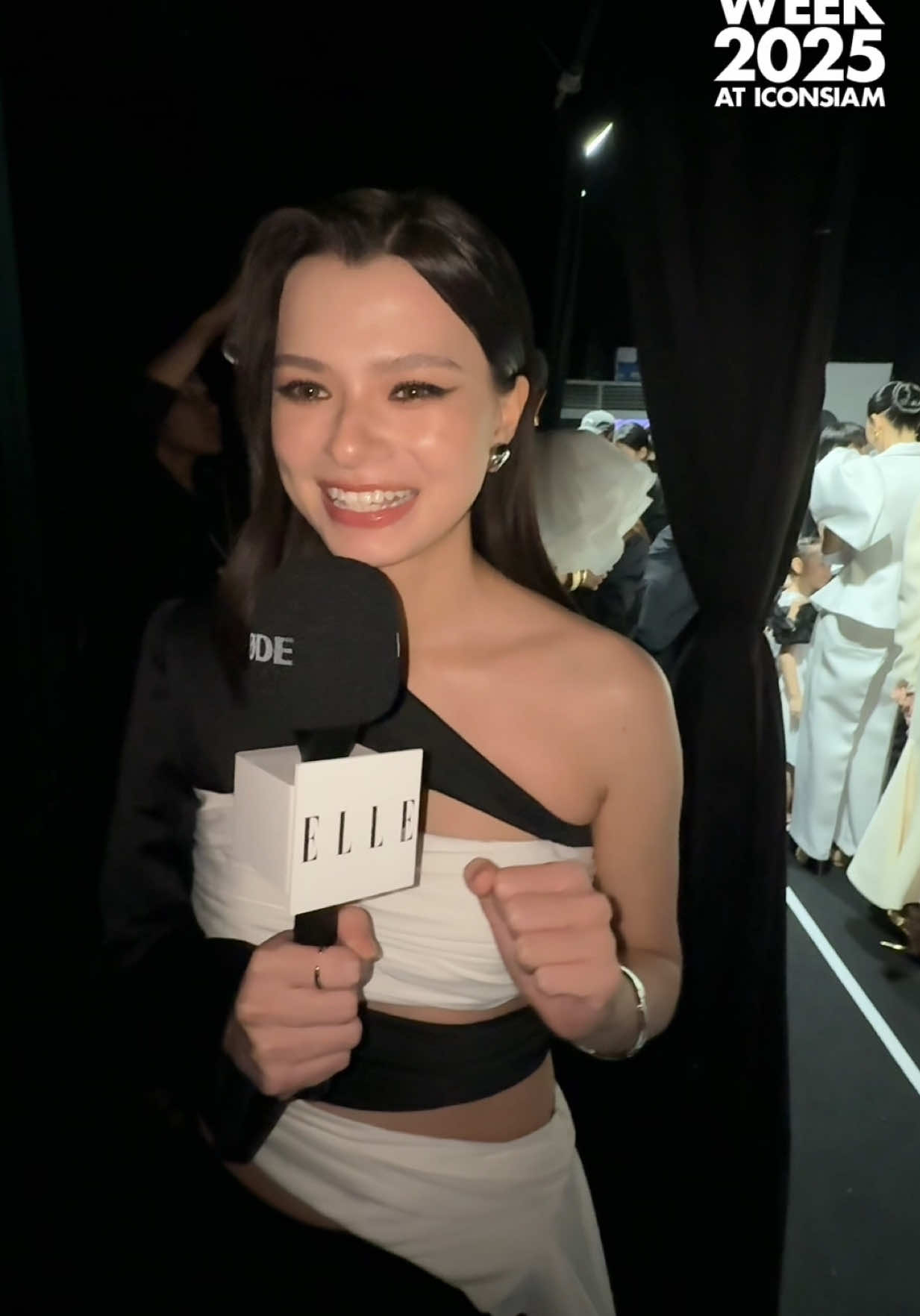 #ELLEExclusive แอลพาชมเบื้องหลังการเดินแบบของ เบ็คกี้ รีเบคก้า บนรันเวย์ Silhouette ที่ ELLE Fashion Week 2025 พร้อมพูดคุยถึงความรู้สึกหลังเดินจบว่ารู้สึกยังไงบ้าง! #EFW2025  #SeeYouAtTheTent #ICONSIAM #Beckysangels 