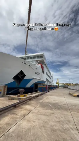 Asikkk Lampung punya kapal 😍😍. yang mau pergii spill dong info terkait kapal inii? ada di dermaga berapaa yaa?  #lampung #kapal #liburan #fyp 