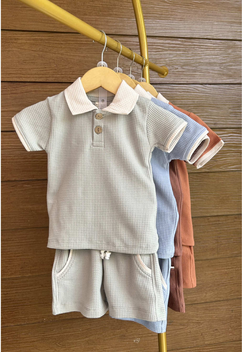 Mavka Waffle Polo Sets  set ringan dengan tekstur waffle yang lembut dan breathable. Simple, comfy, dan stylish untuk hari-hari aktif si kecil ☁️✨